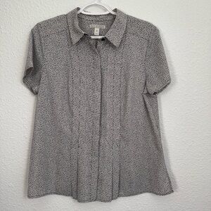 Dana Buchman black white dotted print short sleeve button down blouse pleated M